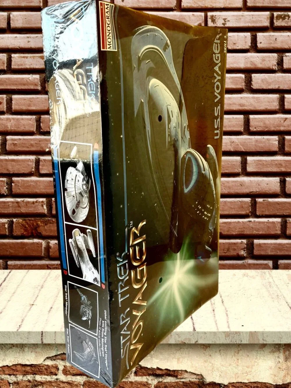 STAR TREK Vintage 1995 USS Voyager Monogram Model Kit New Sealed * dented box *